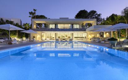 Piscina de Casa o xalet en venda en Marbella amb Aire condicionat, Calefacció i Jardí privat