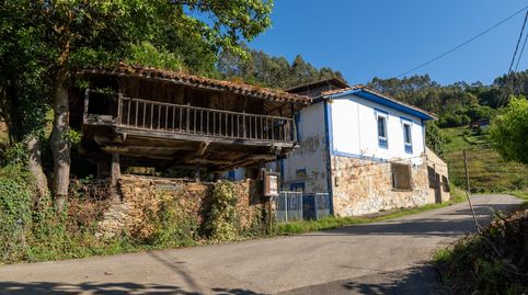 Chalet independiente con hórreo tradicional en San Bartolomé Pravia