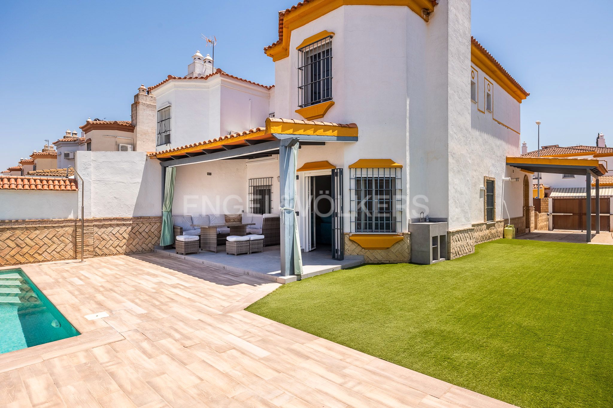 Vista exterior de Casa adosada de lloguer en Montequinto amb Aire condicionat, Calefacció i Jardí privat