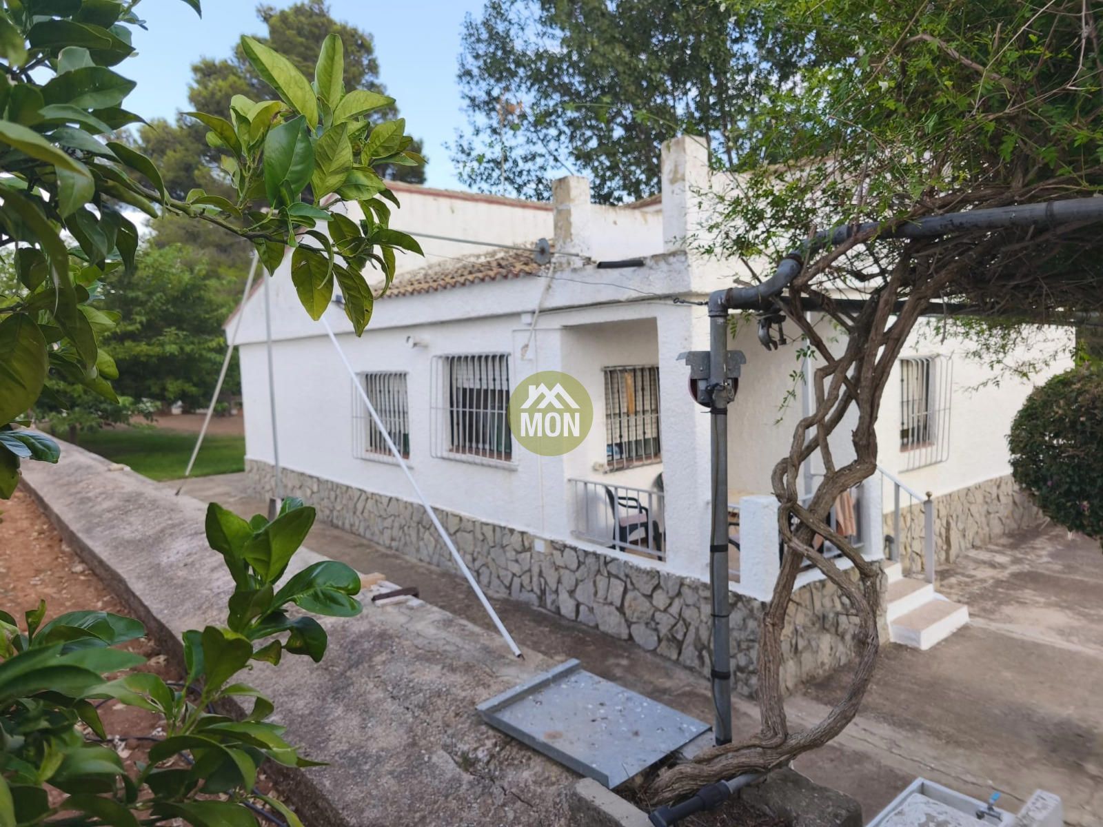 Vista exterior de Casa o xalet en venda en Montroy amb Aire condicionat, Jardí privat i Terrassa