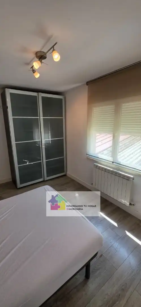 Dormitori de Pis de lloguer en León Capital  amb Calefacció, Parquet i Terrassa
