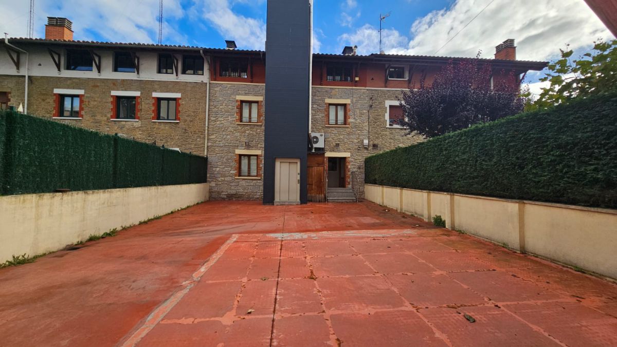 Vista exterior de Casa adosada en venda en Vitoria - Gasteiz amb Calefacció