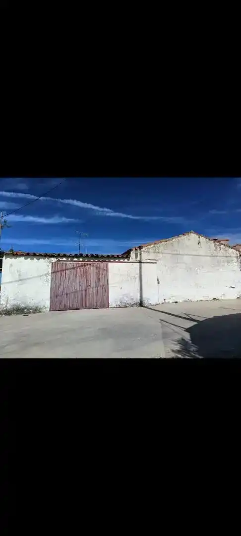 Vista exterior de Casa adosada en venda en Valdecañas de Tajo amb Jardí privat i Traster