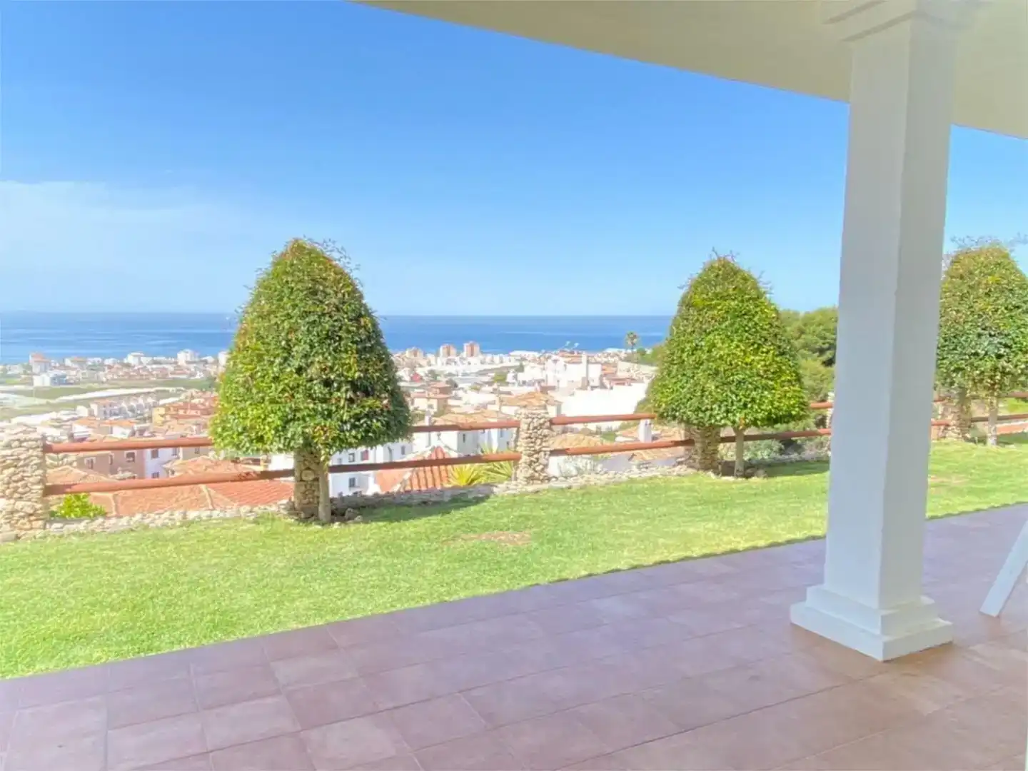 Vista exterior de Casa o xalet en venda en Torrox amb Aire condicionat i Piscina