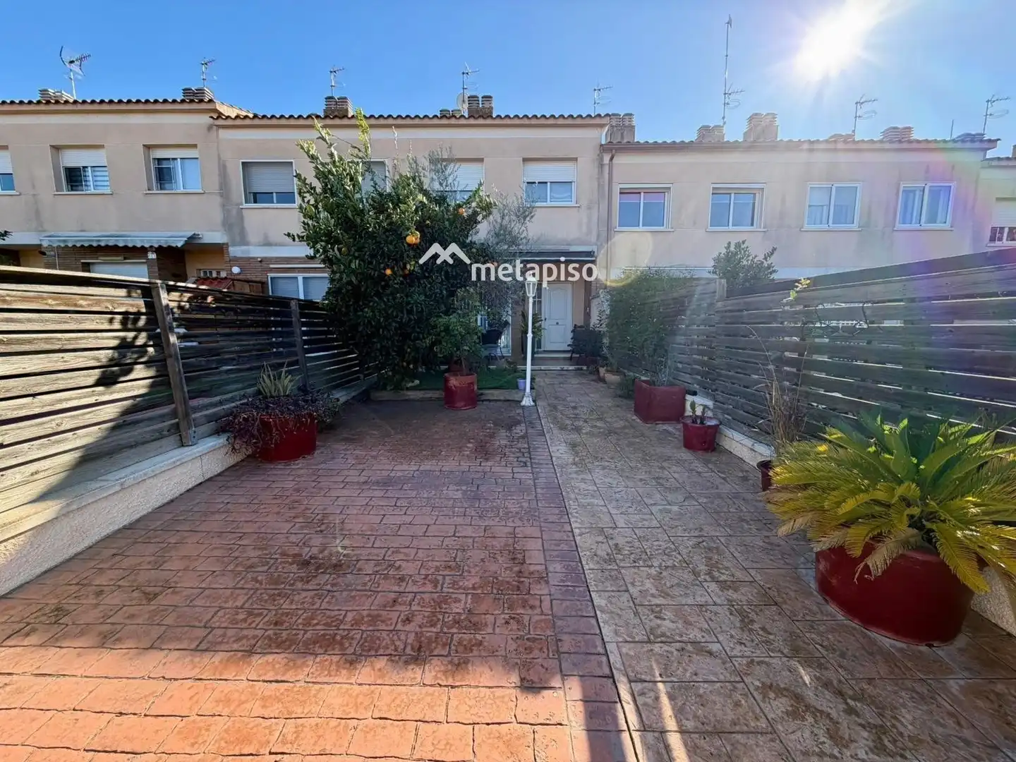 Vista exterior de Casa adosada en venda en Sant Jaume dels Domenys amb Terrassa, Piscina i Piscina comunitària