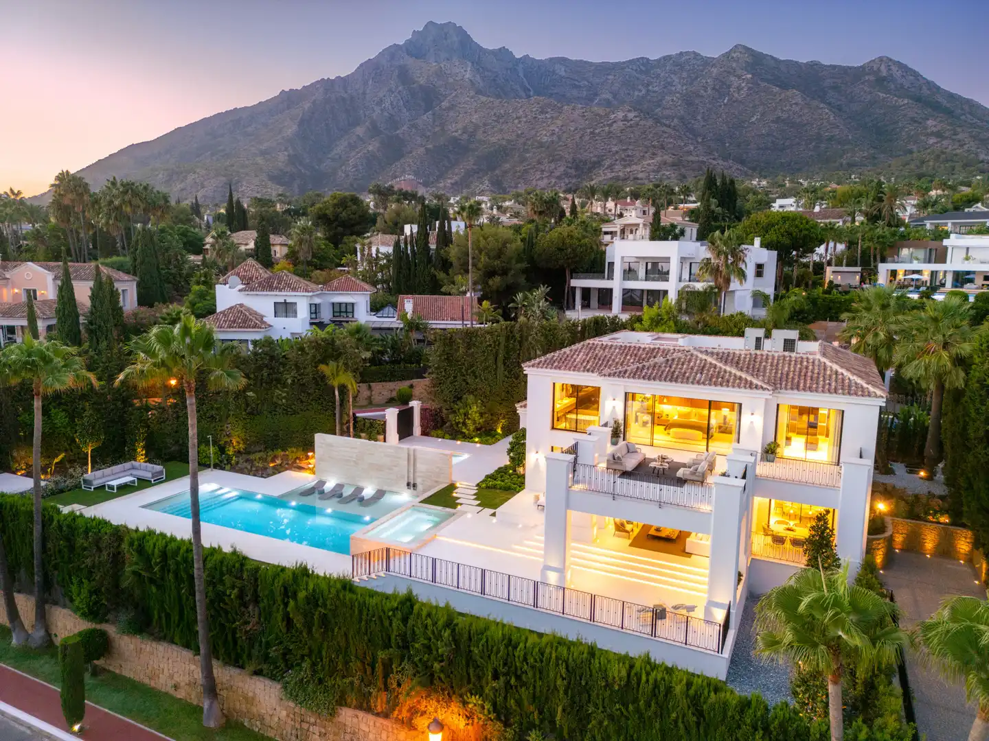 House with pool for sale in Marbella Centro