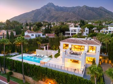 House with pool for sale in Marbella Centro