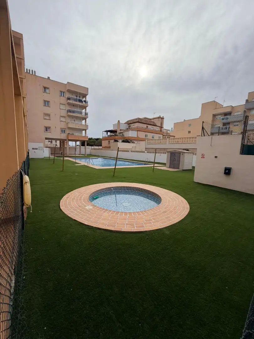 Schwimmbecken von Wohnung zum Verkauf in Roquetas de Mar mit Klimaanlage, Möbliert und Gemeinschaftspool