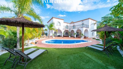 Villa independiente, 1200m2 parcela, 310m2, 6 habitaciones, 5 baños, piscina, Aire Acondicionado.