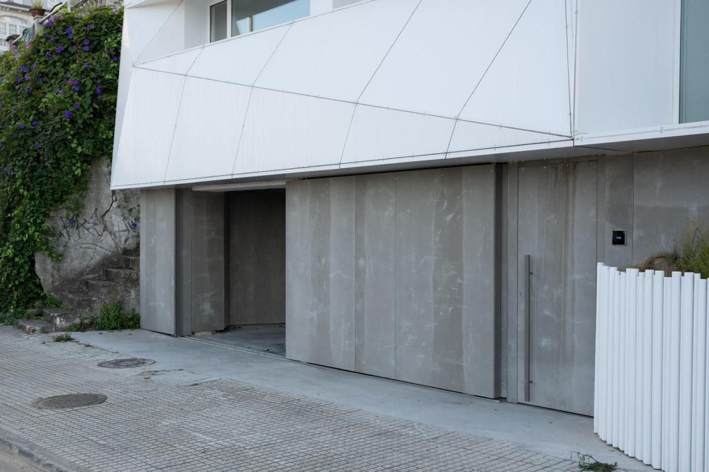 Vista exterior de Casa o xalet en venda en A Coruña Capital  amb Aire condicionat, Traster i Balcó