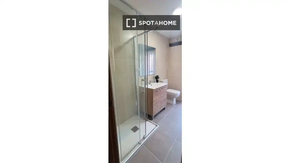 Baño de Piso para compartir en Segovia con Aire acondicionado, Calefacción y Amueblado
