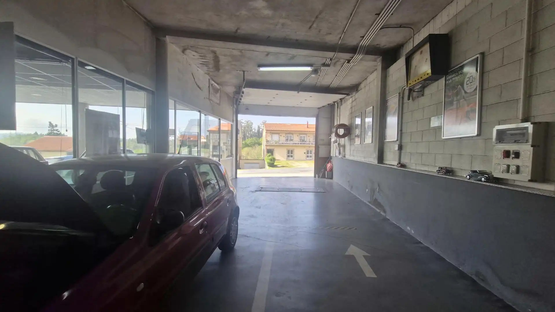 Parkplatz von Fabrikhallen zum Verkauf in Negreira