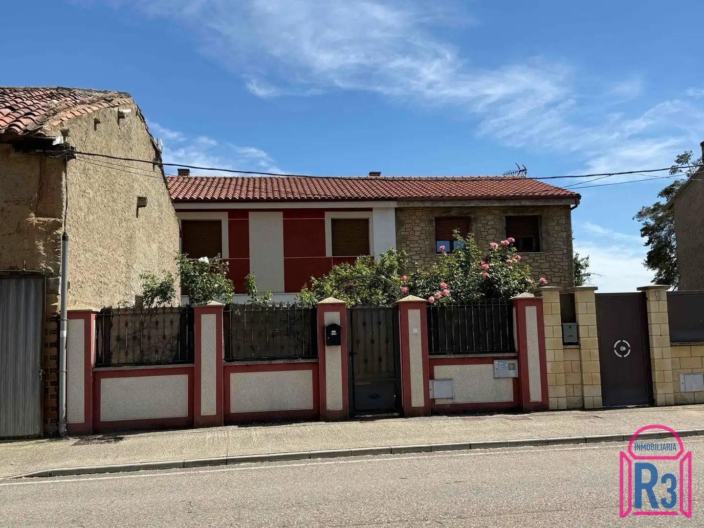 Exterior view of Houses for rent in Onzonilla  with Heating and Furnished