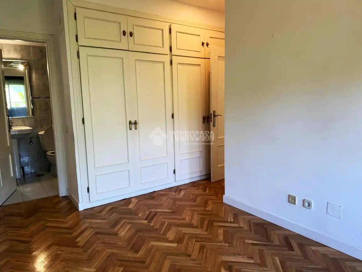 Bedroom of Flat for rent in Madrid  with Parquet flooring, Storage room and Balcony