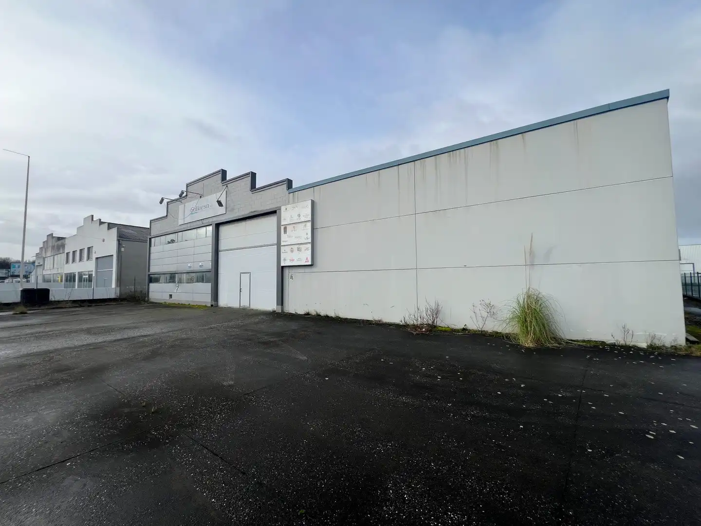 Außenansicht von Fabrikhallen zur Miete in Narón