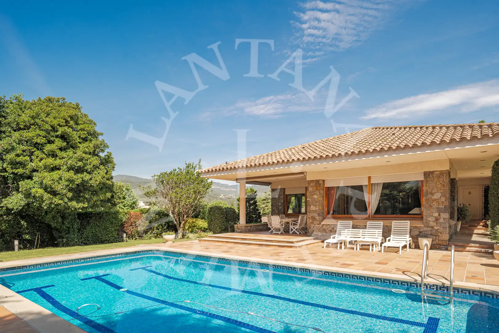 Vista exterior de Casa o xalet en venda en La Garriga amb Aire condicionat, Calefacció i Jardí privat