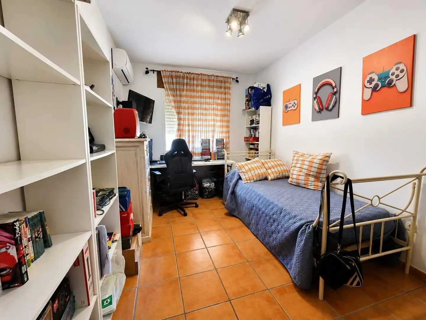 Habitación de Casa adosada en venta en Los Barrios