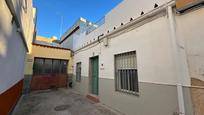 Vista exterior de Casa o xalet en venda en Utrera amb Terrassa i Traster