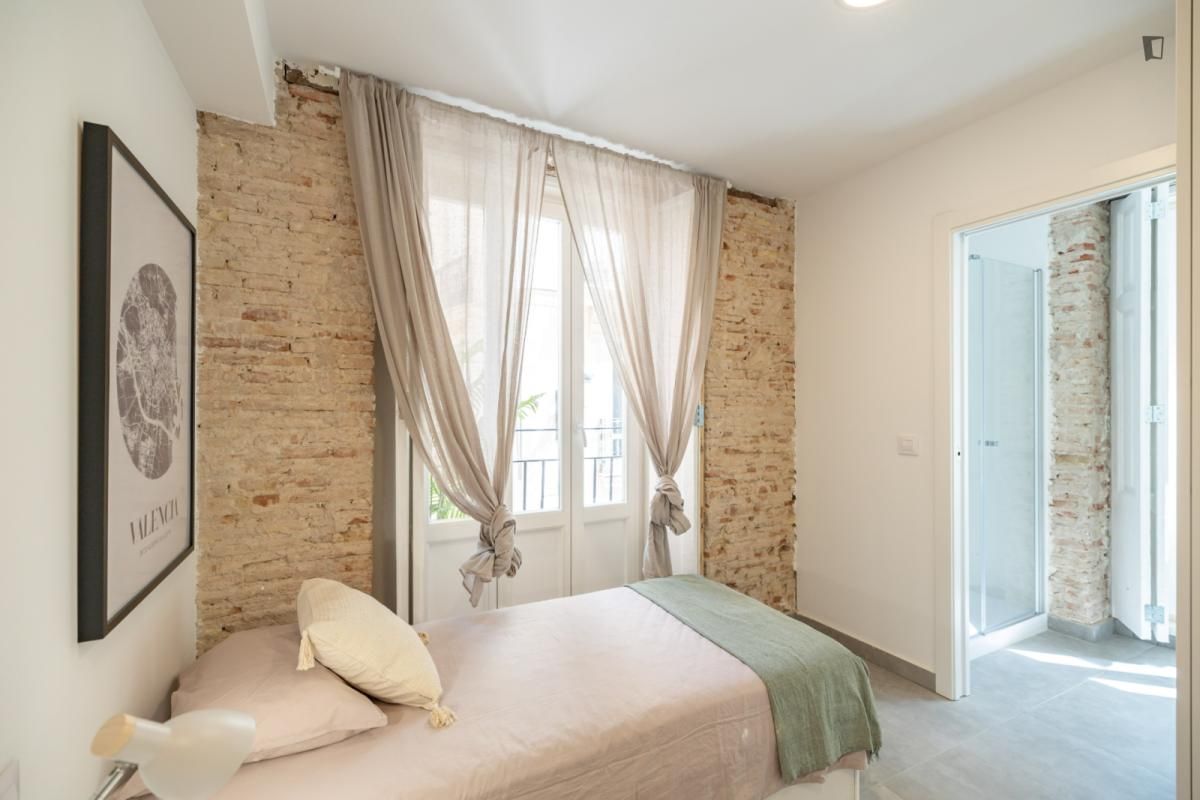 Bedroom of Flat to share in  Valencia Capital  with Air Conditioner, Heating and Furnished