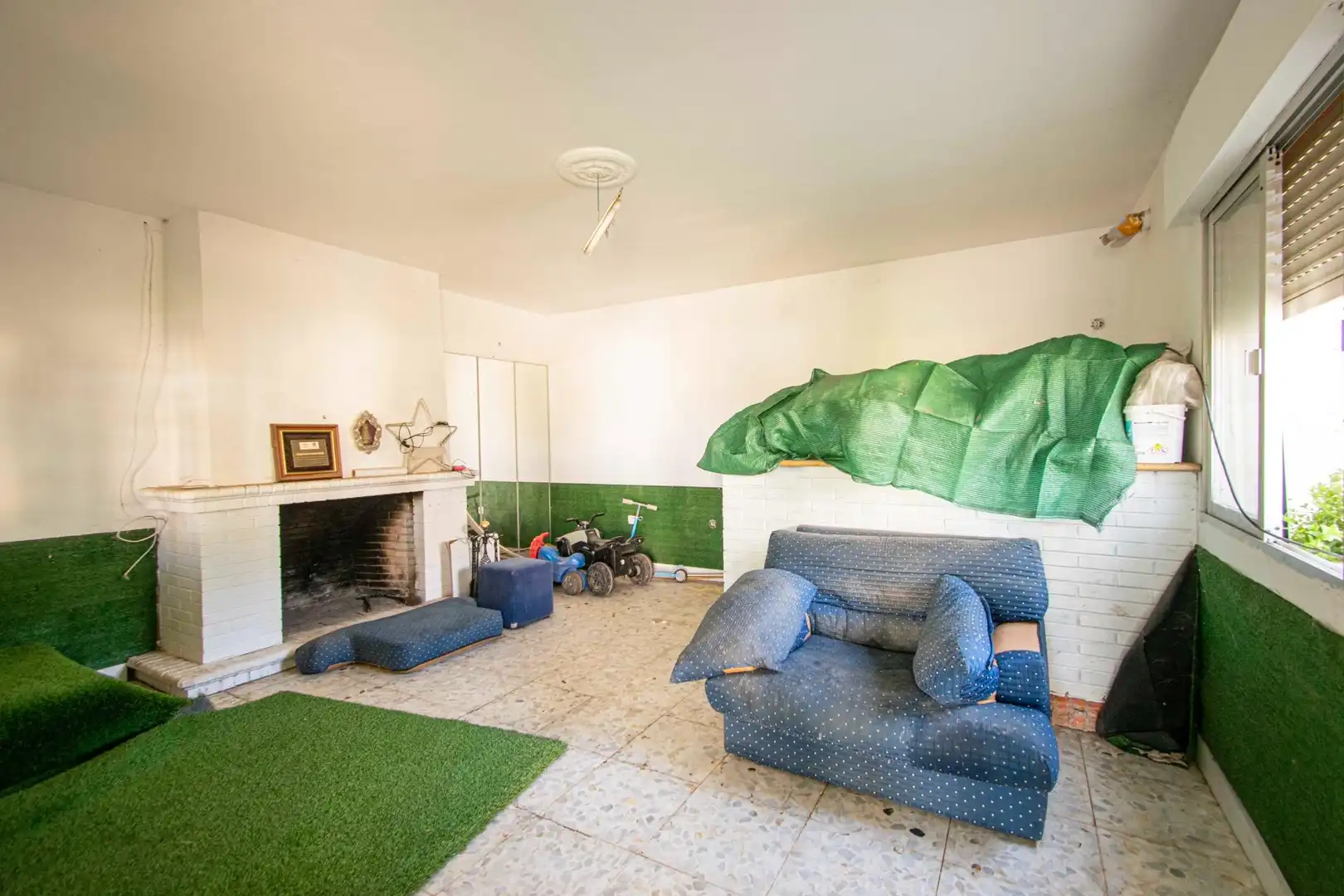 Sala d'estar de Casa o xalet en venda en La Rinconada amb Jardí privat i Piscina