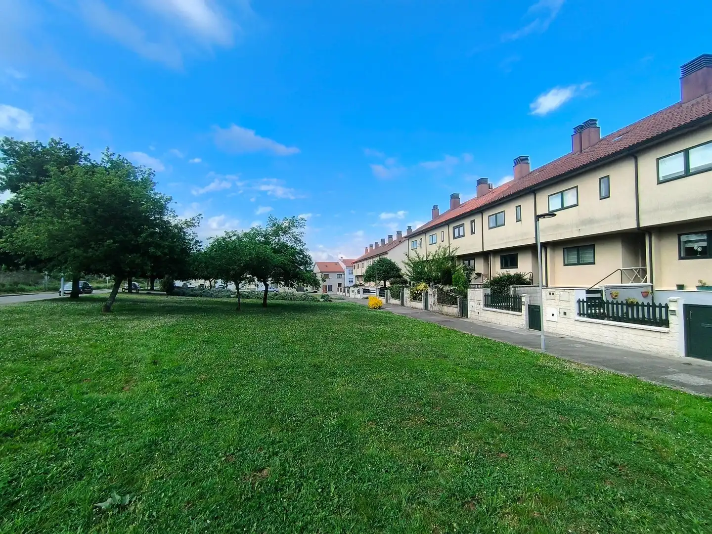 Außenansicht von Einfamilien-Reihenhaus zum Verkauf in Santiago de Compostela  mit Heizung, Privatgarten und Terrasse