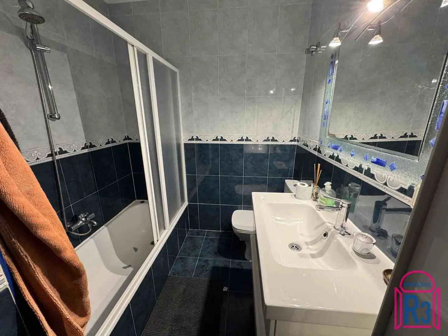 Badezimmer von Einfamilien-Reihenhaus zum Verkauf in San Andrés del Rabanedo mit Heizung und Privatgarten