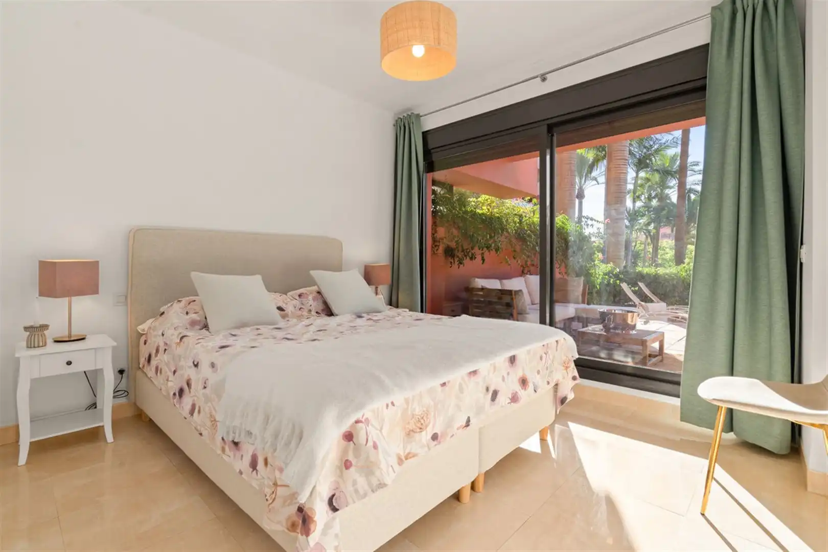 Dormitori de Apartament en venda en Estepona amb Aire condicionat i Terrassa