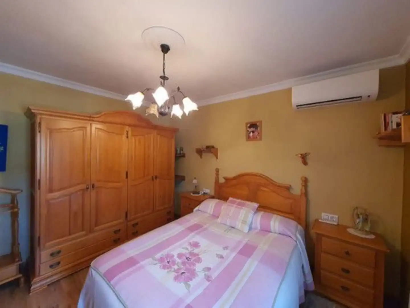Bedroom of Commercial properties for sale in Yunquera  with Air Conditioner