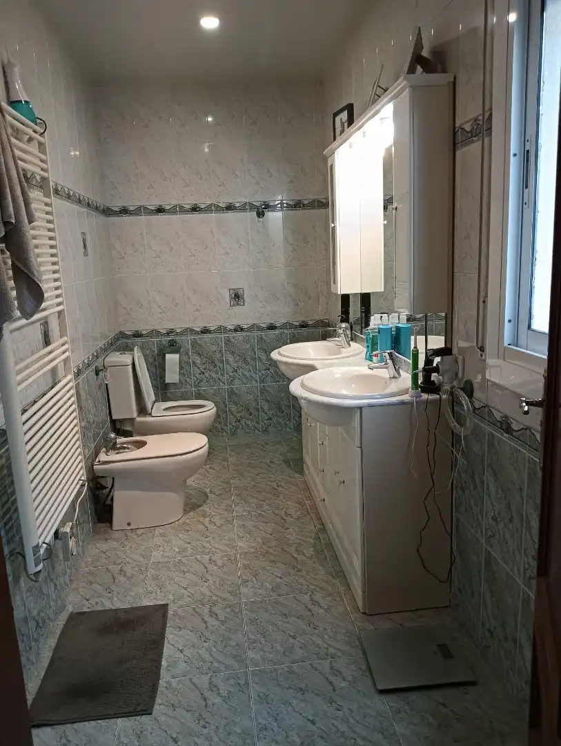 Baño de Casa adosada en venta en Vilanova i la Geltrú con Aire acondicionado, Calefacción y Jardín privado