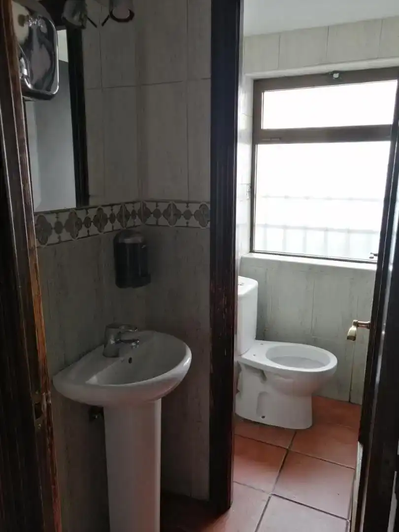 Bany de Local en venda en Madrid amb Aire condicionat