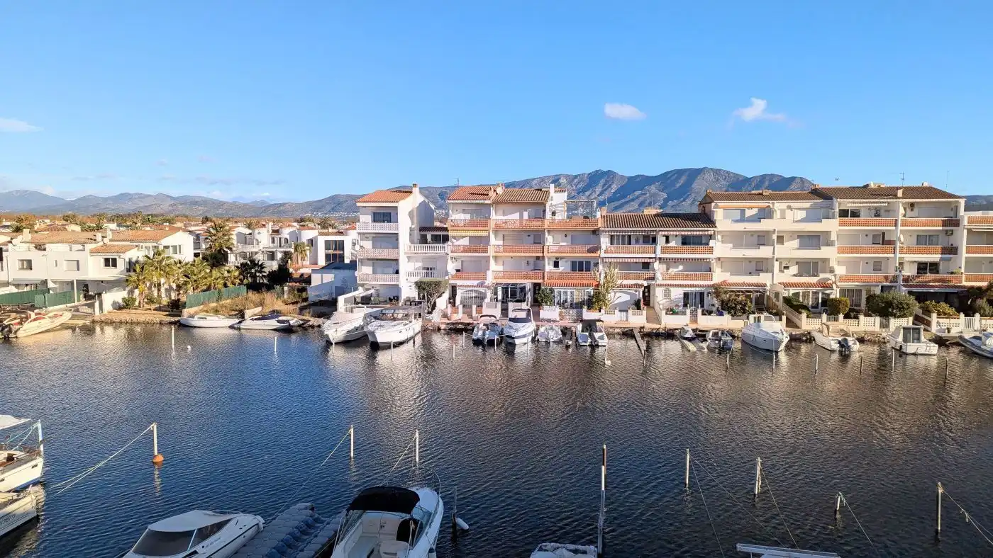 Vista exterior de Apartament en venda en Empuriabrava amb Aire condicionat, Calefacció i Terrassa
