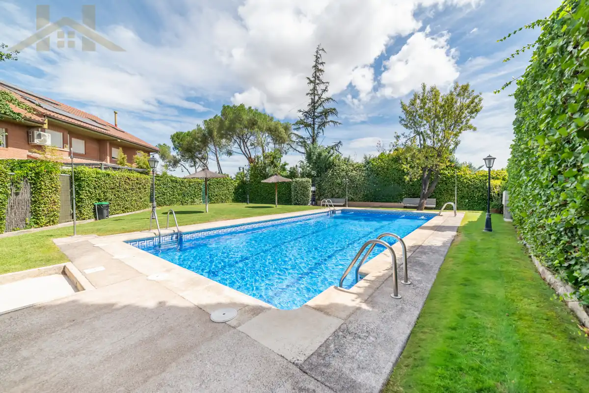 Piscina de Casa adosada en venda en Torrelodones amb Aire condicionat, Calefacció i Jardí privat