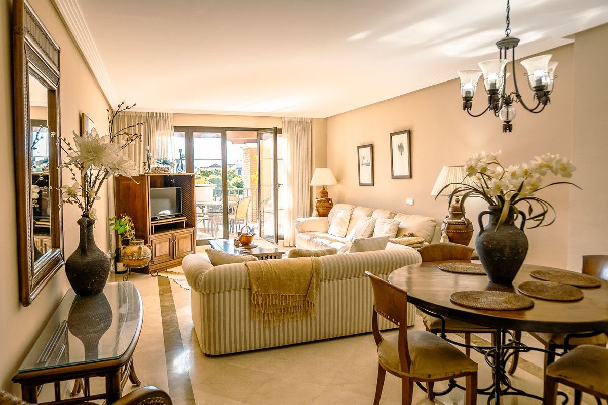 Sala d'estar de Àtic en venda en Benahavís amb Aire condicionat, Terrassa i Piscina comunitària