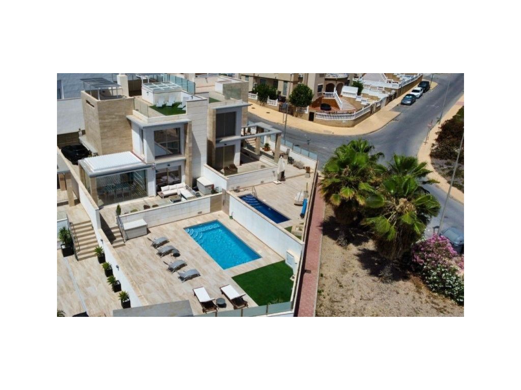 Vista exterior de Casa o xalet en venda en Orihuela amb Aire condicionat, Piscina i Forn
