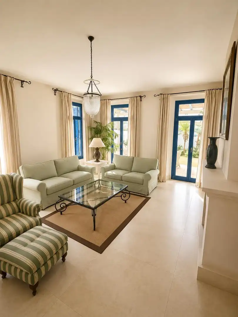 Sala d'estar de Casa adosada en venda en Sotogrande amb Aire condicionat, Calefacció i Terrassa