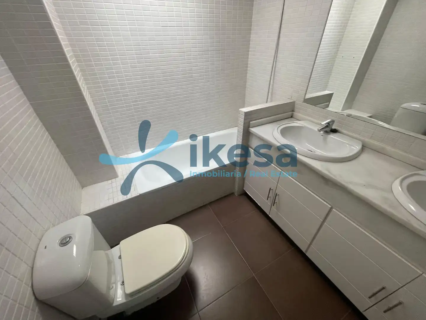 Bany de Casa o xalet en venda en Espartinas amb Jardí privat, Piscina i Piscina comunitària