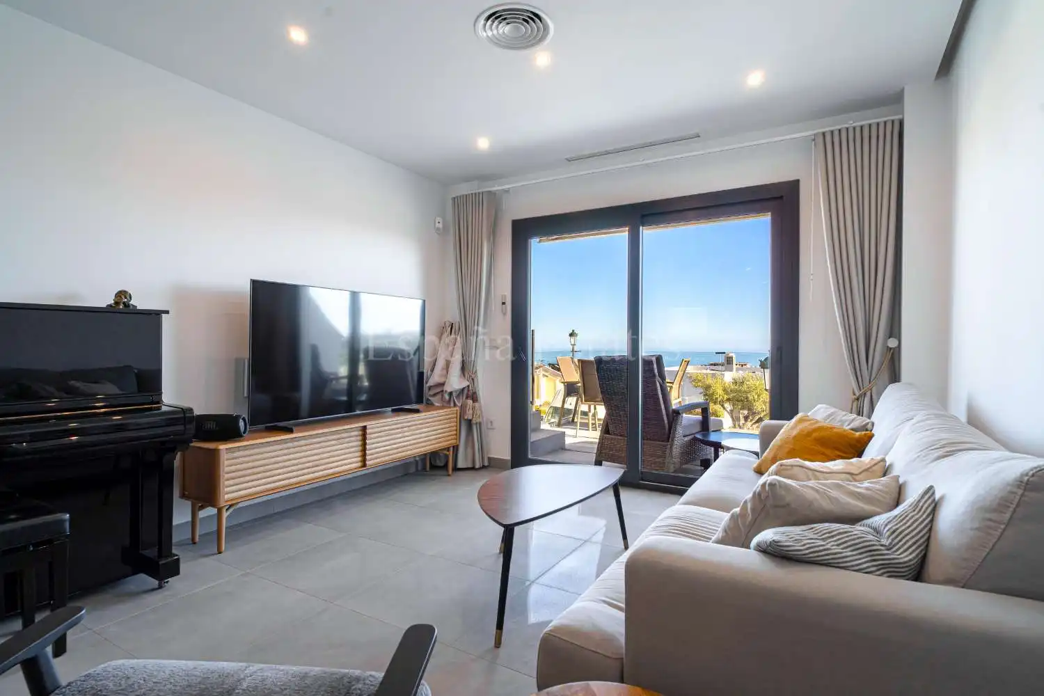 Sala de estar de Casa adosada en venta en Nerja con Aire acondicionado, Calefacción y Terraza