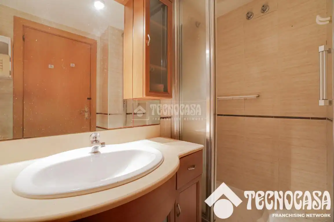 Baño de Piso en venta en Santa Coloma de Gramenet con Calefacción y Terraza