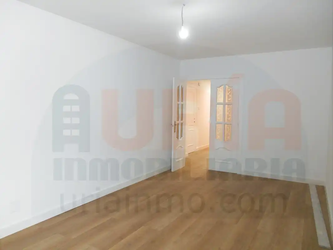 Sala d'estar de Pis en venda en Oviedo  amb Calefacció, Moblat i Forn