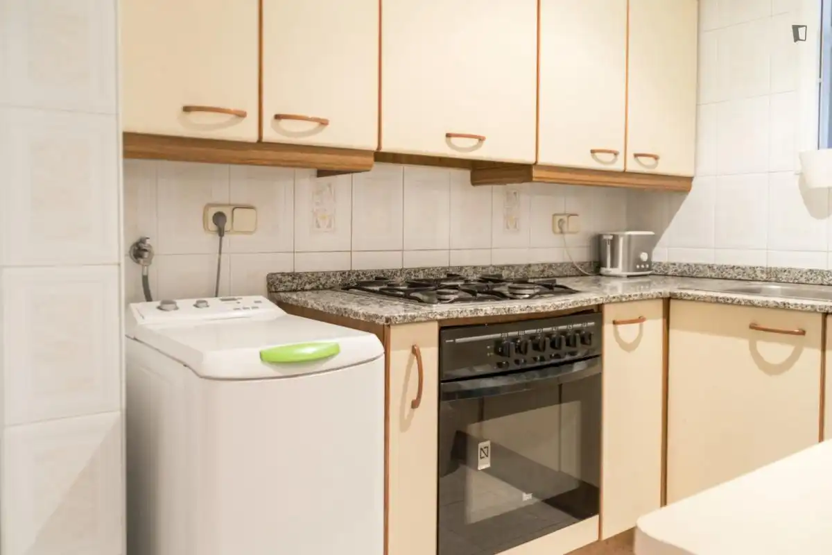 Cuina de Apartament per a compartir en Barcelona amb Moblat, Forn i Rentadora