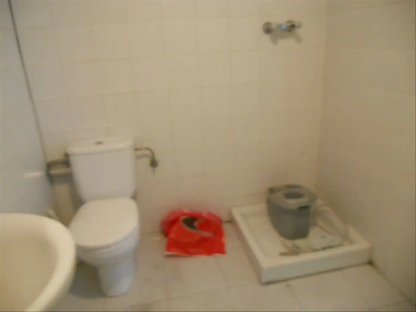 Badezimmer von Fabrikhallen zur Miete in Teià
