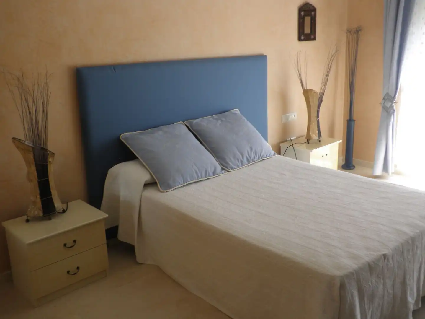 Dormitori de Casa adosada en venda en Estepona amb Aire condicionat, Terrassa i TV