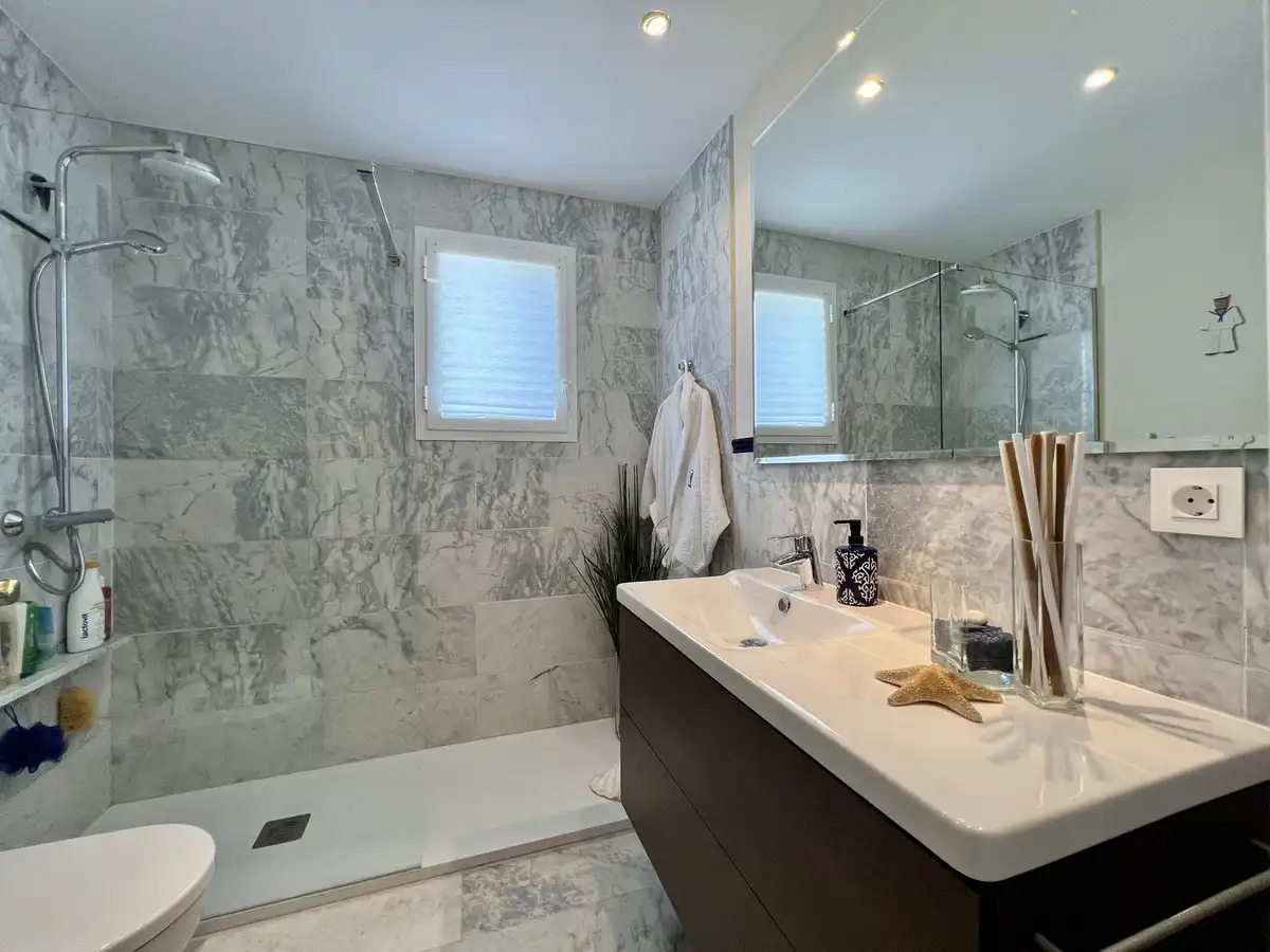 Badezimmer von Wohnung zum Verkauf in Marbella mit Klimaanlage, Terrasse und Möbliert