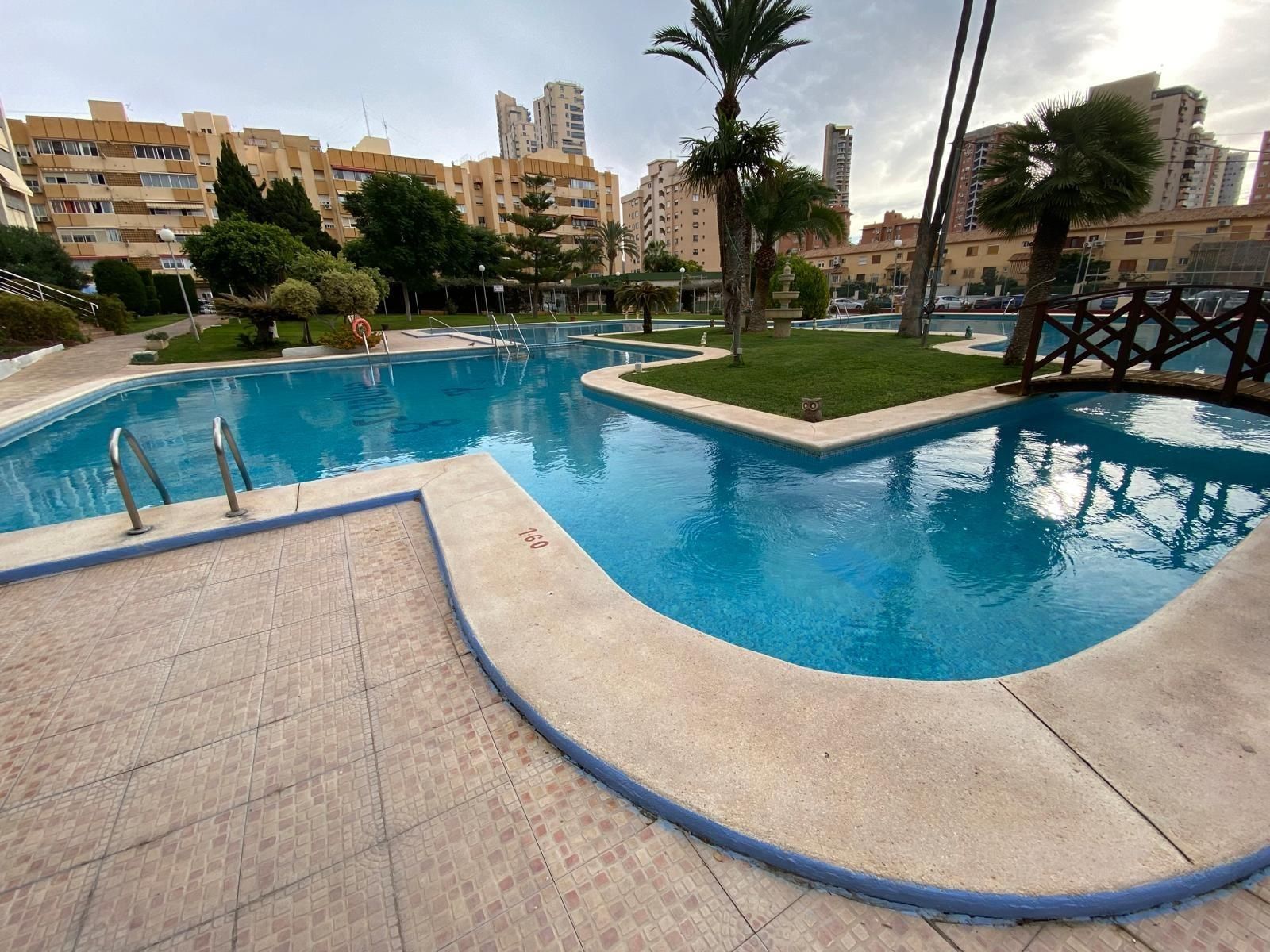 Piscina de Pis en venda en Benidorm amb Jardí privat, Moblat i Piscina comunitària