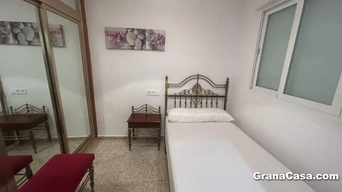Dormitori de Pis de lloguer en Granada amb Aire condicionat, Calefacció i Moblat