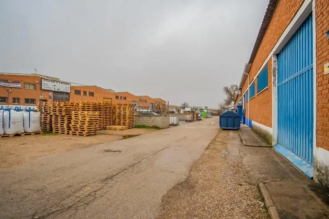 Vista exterior de Nave industrial en venta en Camarma de Esteruelas