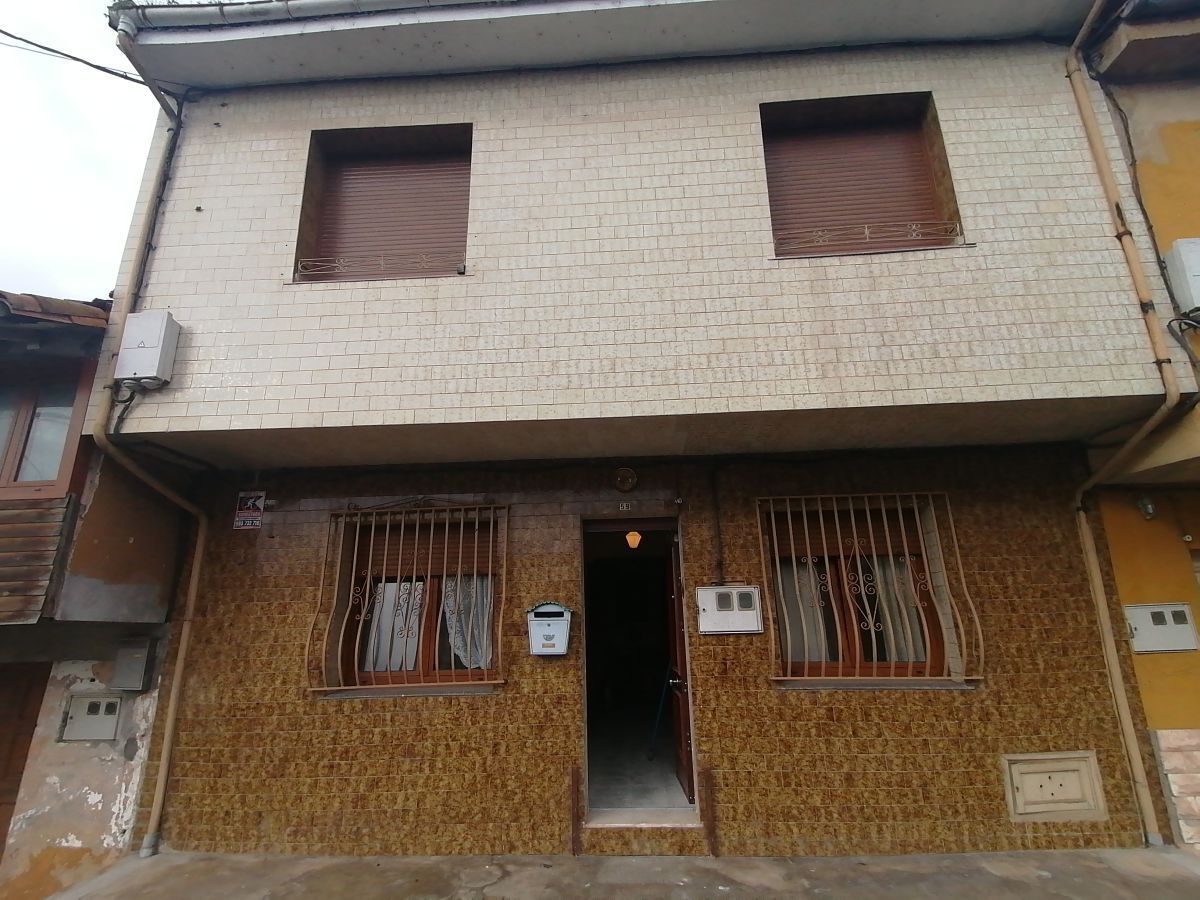Vista exterior de Casa o xalet en venda en Grado amb Calefacció, Terrassa i Traster