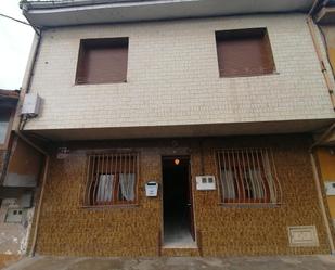 Vista exterior de Casa o xalet en venda en Grado amb Calefacció, Terrassa i Traster