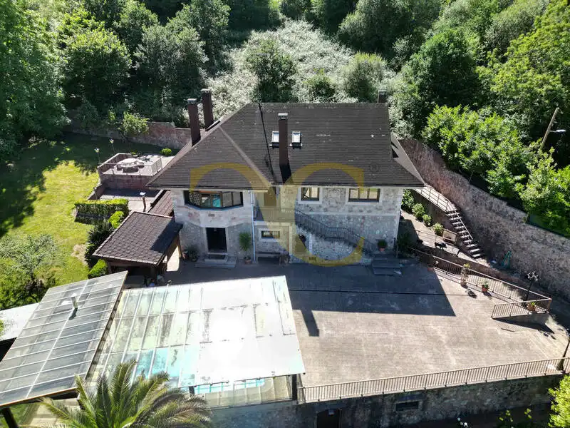 Vista exterior de Casa o xalet en venda en Oviedo  amb Calefacció, Jardí privat i Terrassa