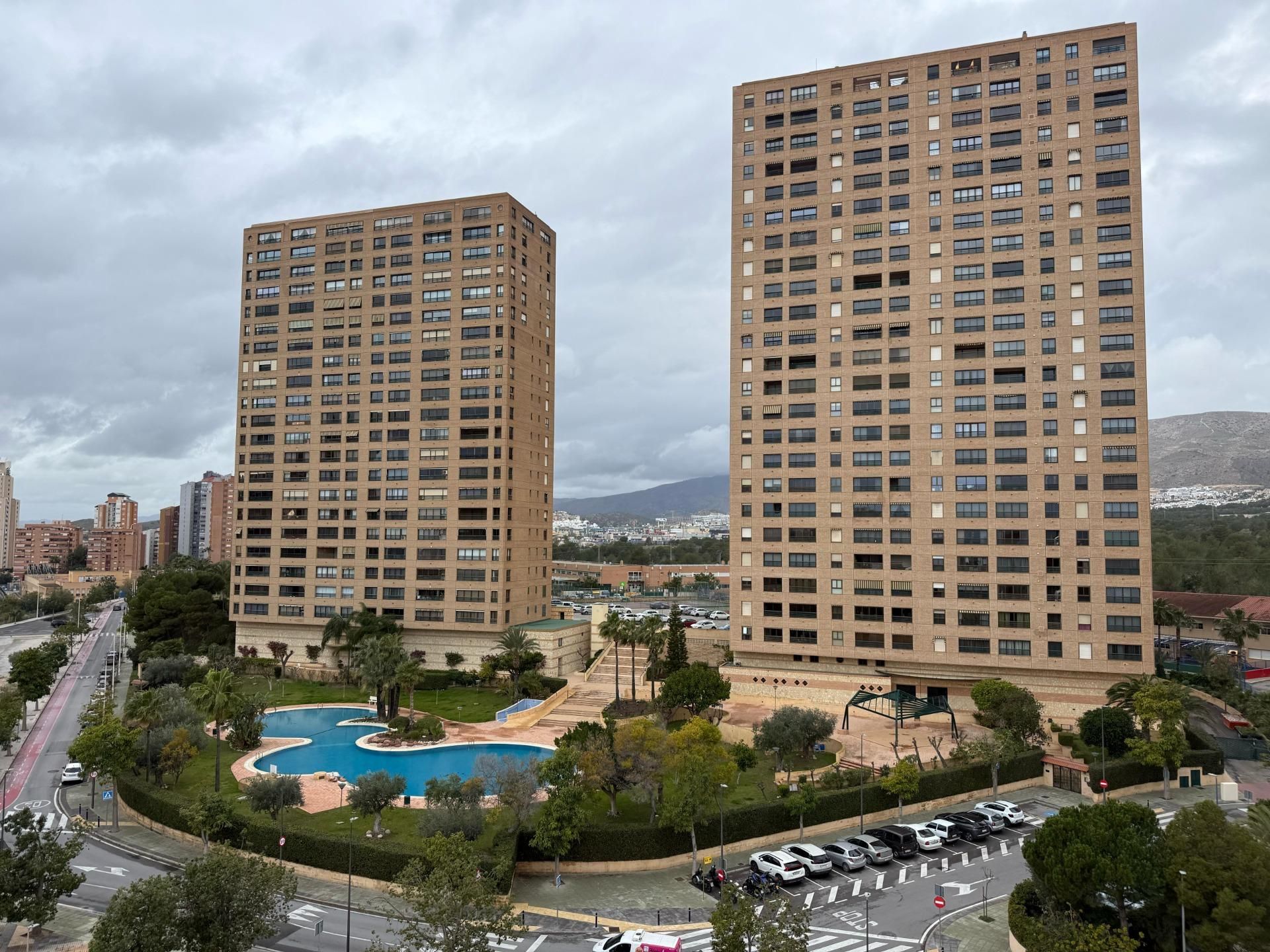 Vista exterior de Apartament en venda en Benidorm amb Jardí privat, Terrassa i Piscina comunitària